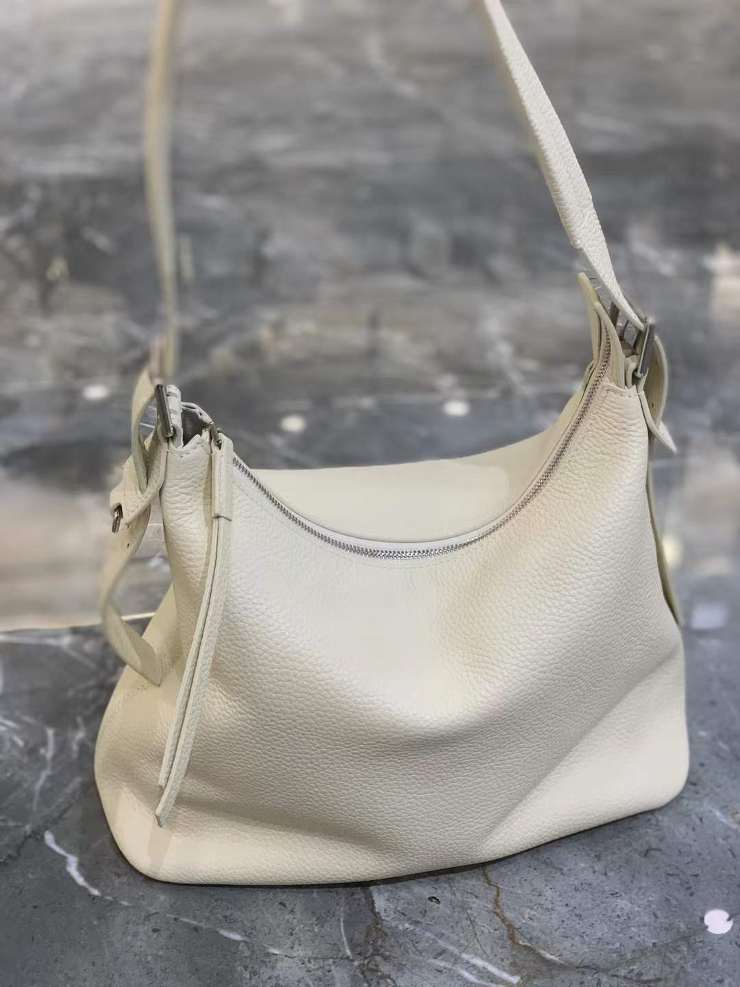 New Leather Women s Bag Large Capacity Tote Bag Temperament Armpit Bag Fashionable Cowhide Shoulder Crossbody Bag 31x14.5x27 CM грязно-белый
New Leather Women s Bag Large Capacity Tote Bag Temperament Armpit Bag Fashionable Cowhide Shoulder Crossbody Bag 31x14.5x27 CM грязно-белый