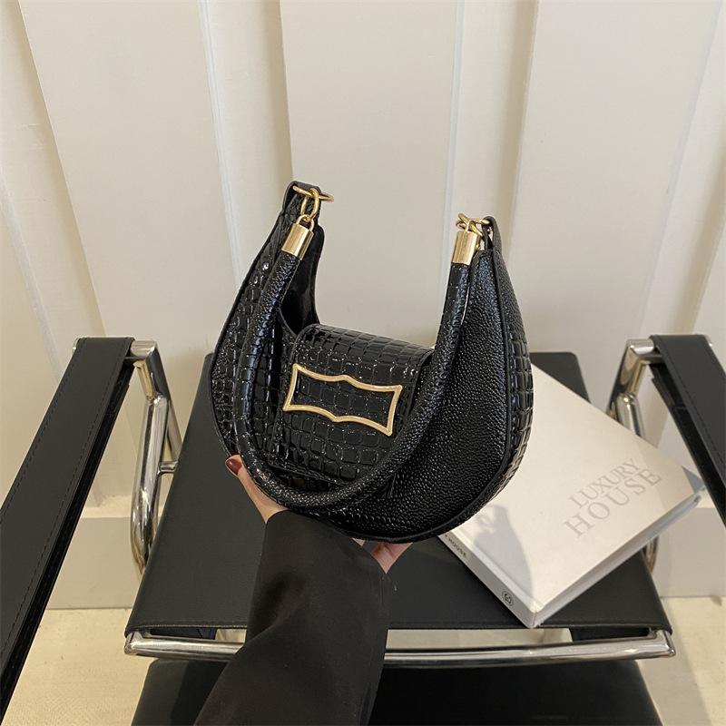 Модная и популярная женская сумка под мышкой с простым каменным узором 2024 года, новая повседневная нишевая креативная сумка через плечо в форме полумесяца чёрный