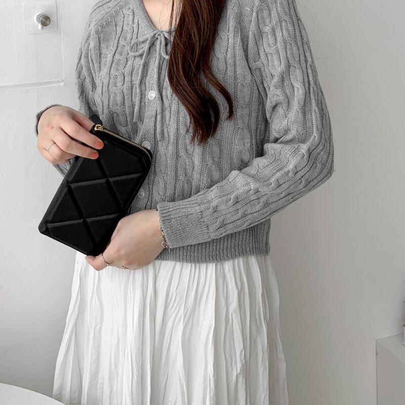 Women s Sheepskin Accordion Quilted Toned Down Long Wallet A28712_Black
Women s Sheepskin Accordion Quilted Toned Down Long Wallet A28712_Black