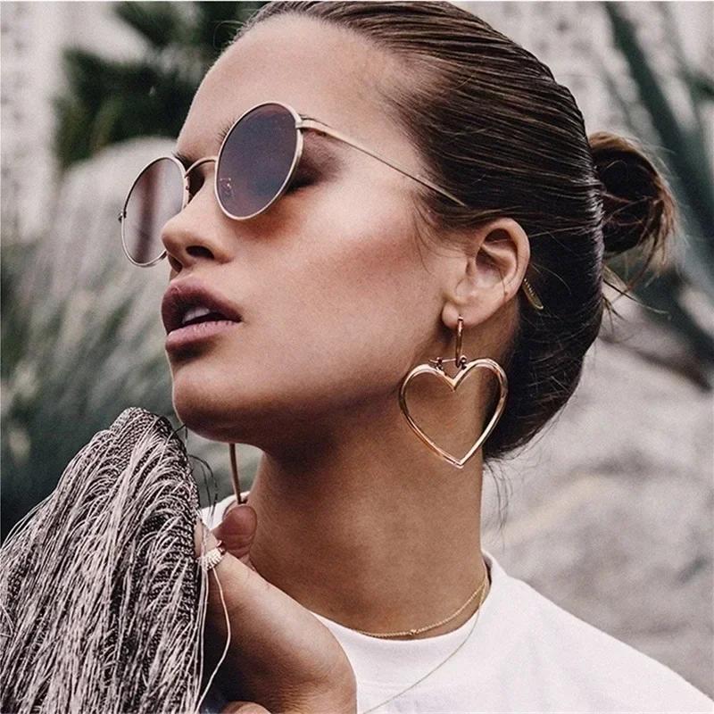 Women Creative Fashion Hoop Gold Double Heart Earrings Dangle Hollow Ear Studs Korean Edition Women s Titanium Steel Earring Sliver
Women Creative Fashion Hoop Gold Double Heart Earrings Dangle Hollow Ear Studs Korean Edition Women s Titanium Steel Earring Sliver