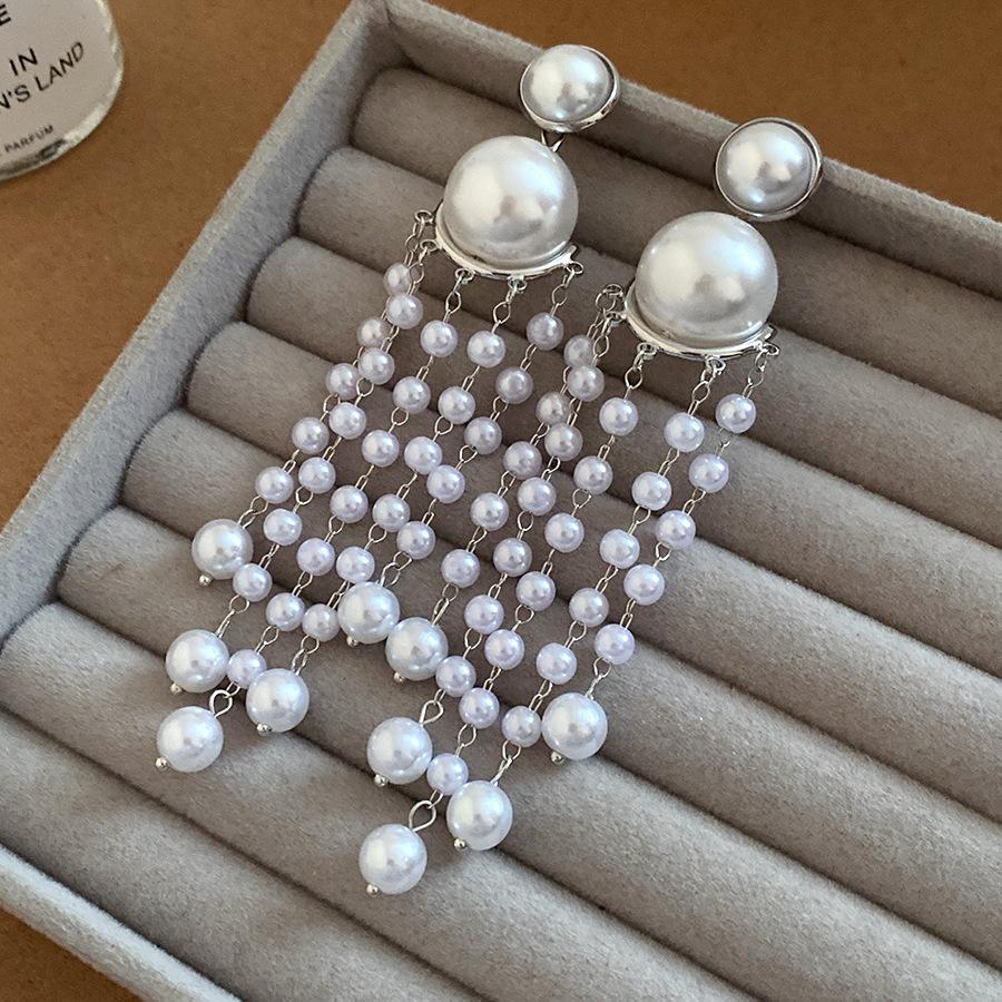 Silver needle pearl beaded round fringed earrings French retro fashion simple stud earrings light luxury high-end earrings women
Silver needle pearl beaded round fringed earrings French retro fashion simple stud earrings light luxury high-end earrings women