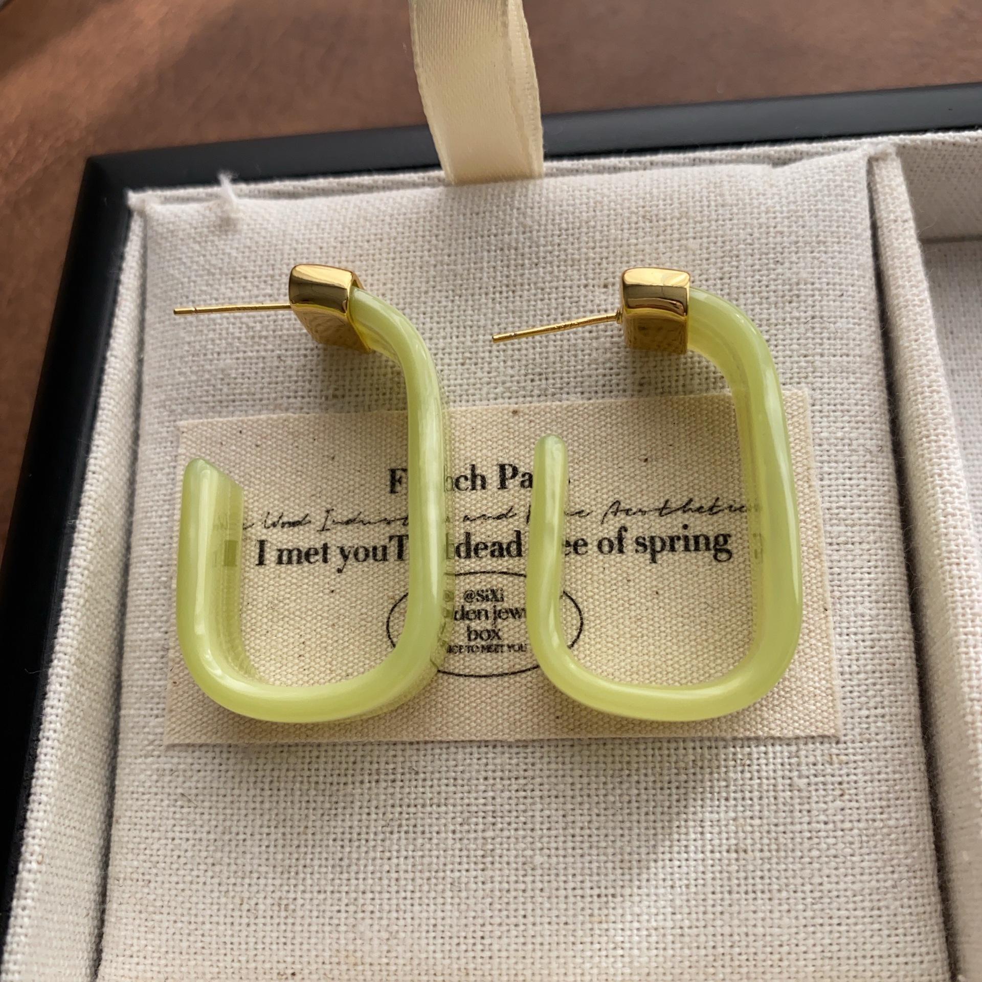 Rectangle C-shaped resin earrings, earrings, sweet and neat and fresh workplace earrings.
Rectangle C-shaped resin earrings, earrings, sweet and neat and fresh workplace earrings.