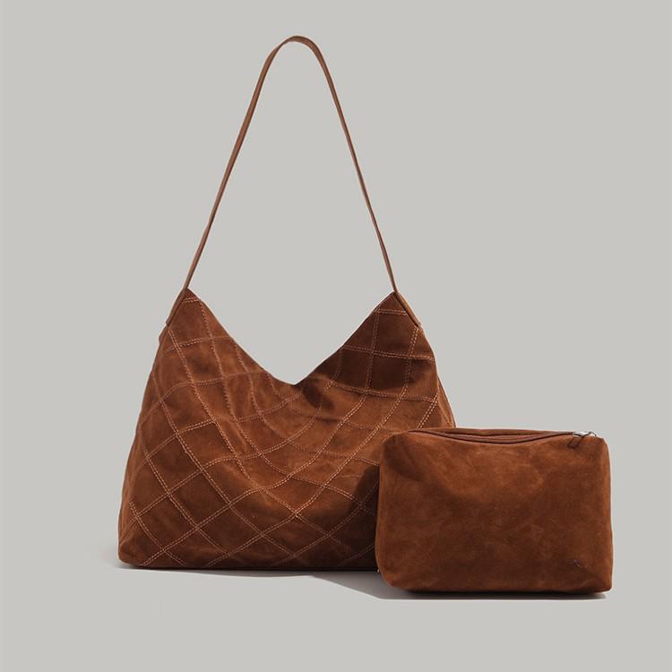 Maillard style tote bag women s 2025 new retro suede fashion versatile commuter underarm shoulder mother and child bag коричневий
Maillard style tote bag women s 2025 new retro suede fashion versatile commuter underarm shoulder mother and child bag коричневий