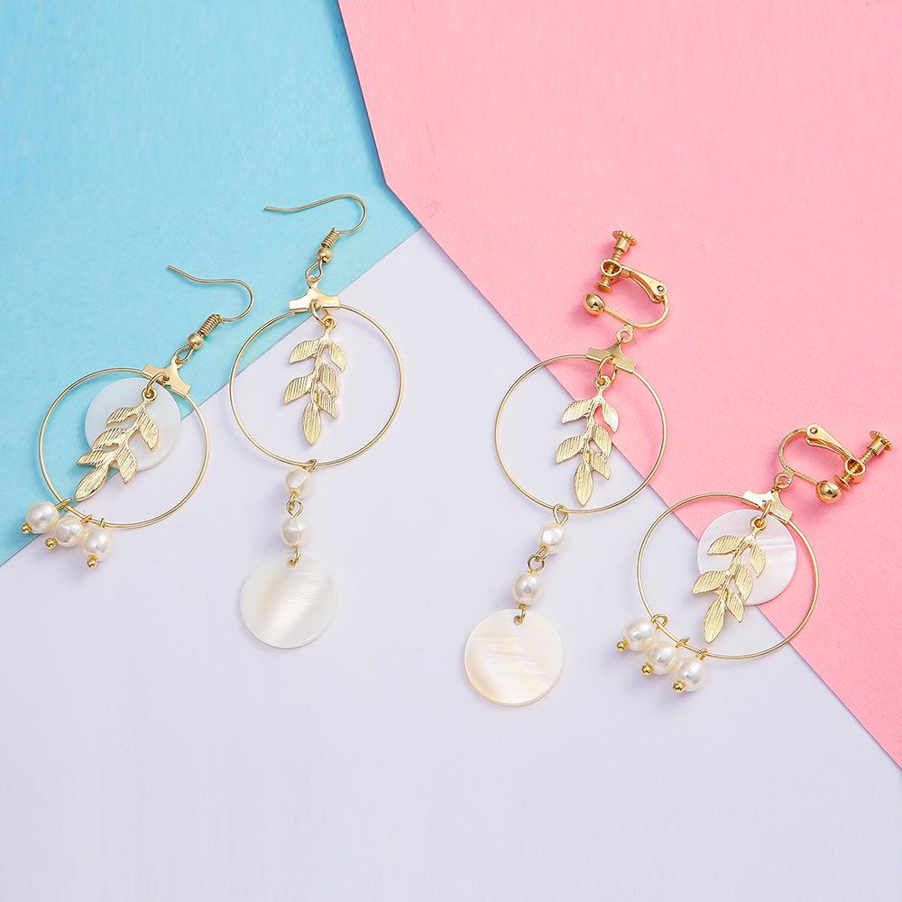 Golden Leaf & Seashell Asymmetrical Earrings: Vintage-Inspired, Large Circle Ear Hooks
Golden Leaf & Seashell Asymmetrical Earrings: Vintage-Inspired, Large Circle Ear Hooks