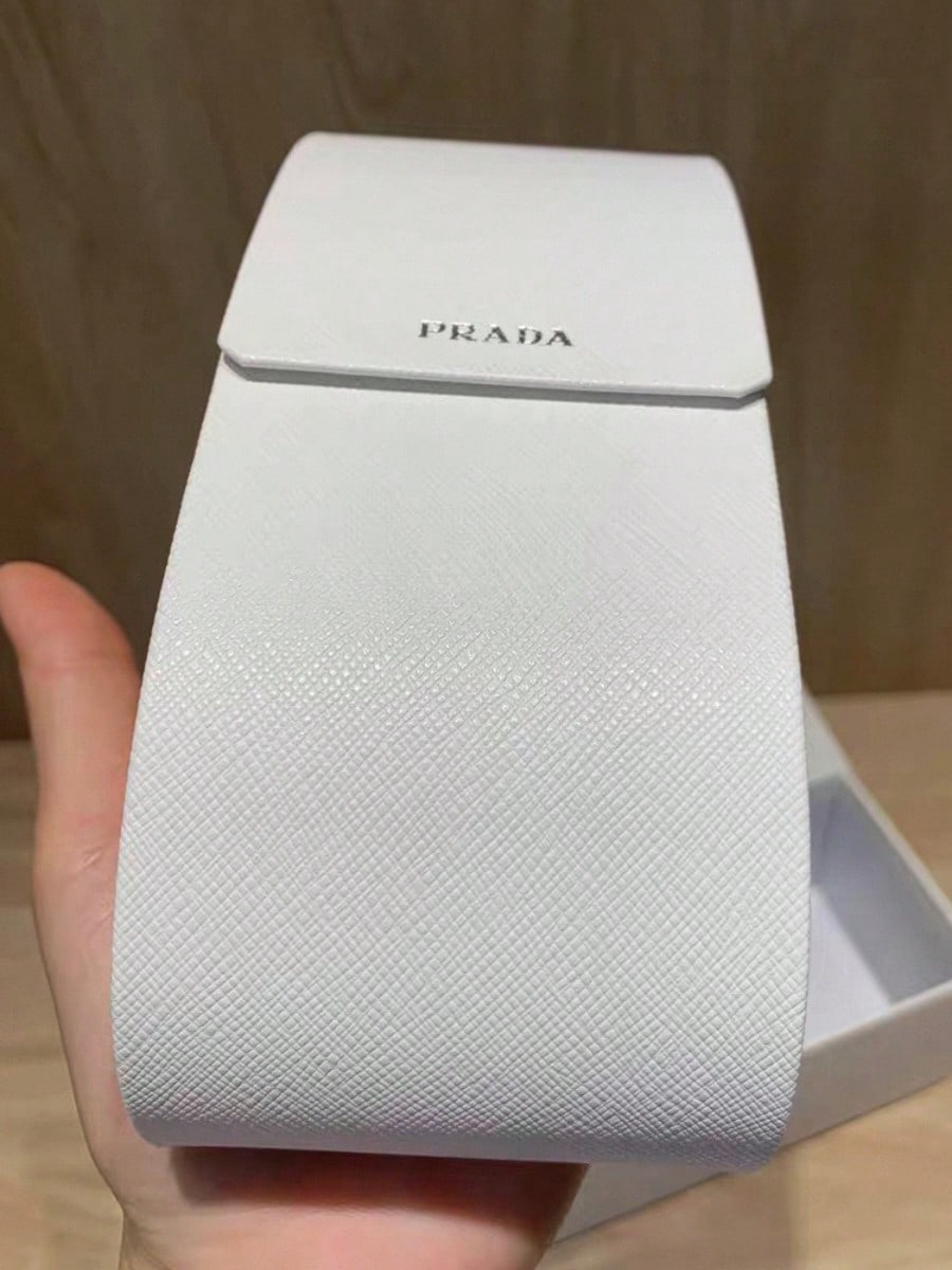 Prada White Eyeglass Case, Portable Hard-Shell Eyeglass Case, Travel Essential, Vacation Accessory белый
Prada White Eyeglass Case, Portable Hard-Shell Eyeglass Case, Travel Essential, Vacation Accessory белый