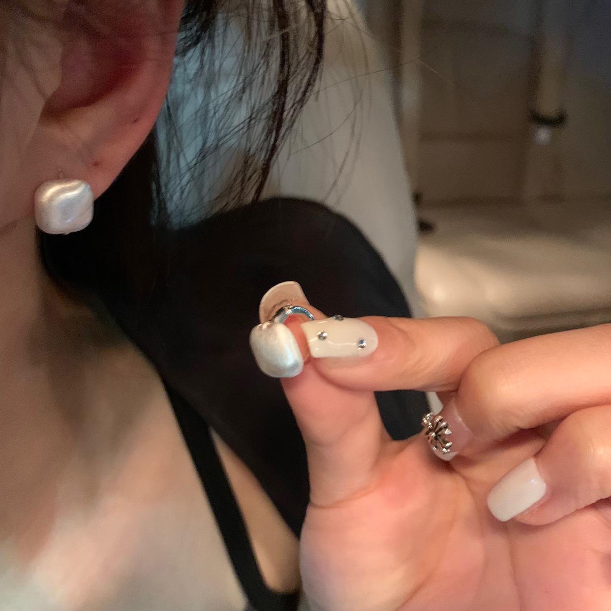2024 Silver Brushed Design Stud Earrings: Trendy and Versatile Women s Fashion Accessory
2024 Silver Brushed Design Stud Earrings: Trendy and Versatile Women s Fashion Accessory