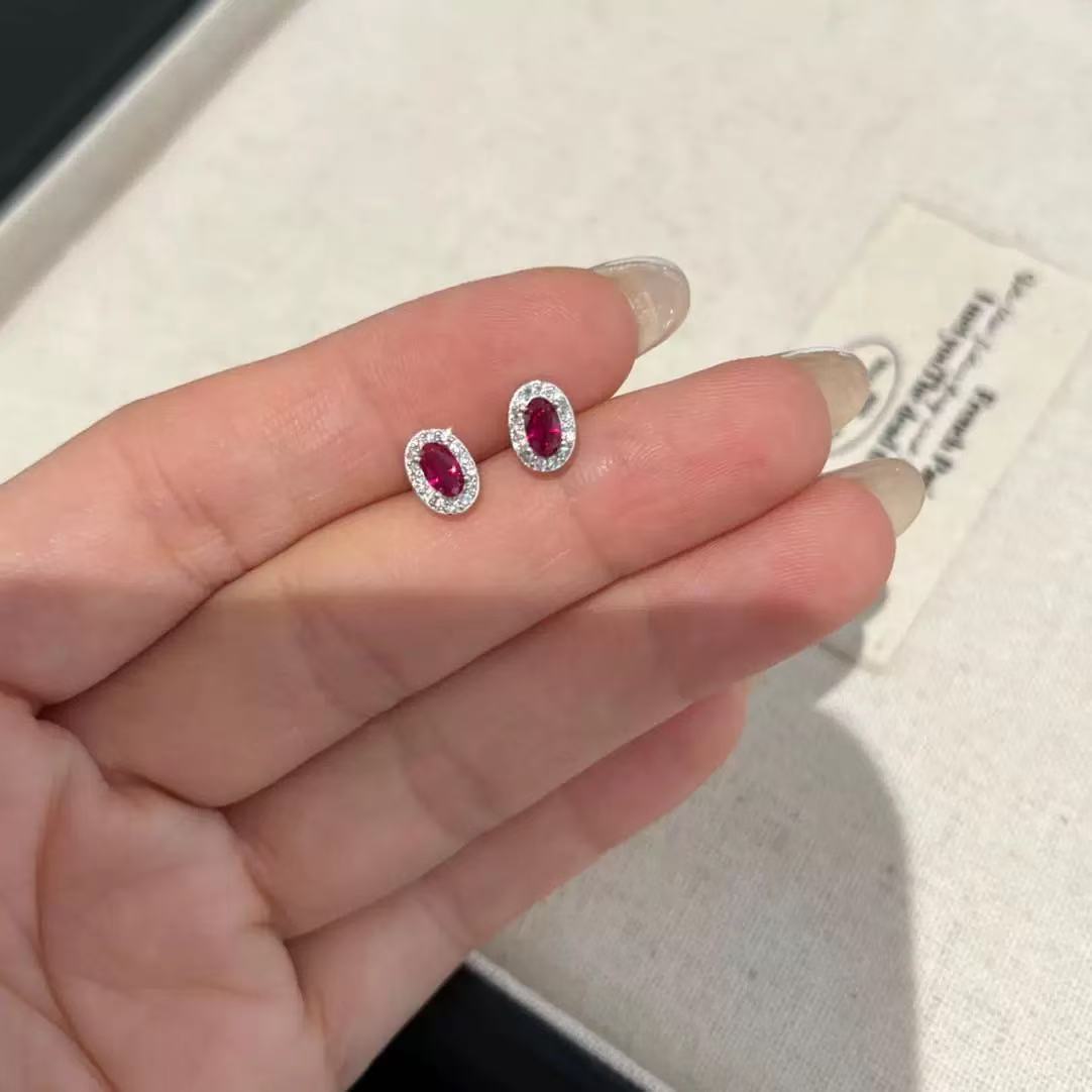 Super flash slightly inlaid with diamond ruby stud earrings for women, small and exquisite, high-end, light luxury temperament, ear jewelry earrings.
Super flash slightly inlaid with diamond ruby stud earrings for women, small and exquisite, high-end, light luxury temperament, ear jewelry earrings.