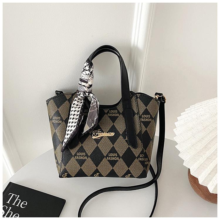 Ретро универсальные женские сумки, нишевый дизайн высокого класса 2025 осень, модные сумки под мышкой, сумки-мессенджеры
Ретро универсальные женские сумки, нишевый дизайн высокого класса 2025 осень, модные сумки под мышкой, сумки-мессенджеры