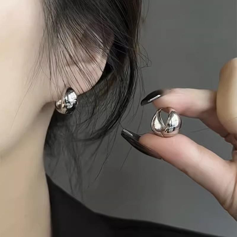 Cool and Reserved Style High-end and Niche Design Earrings with Small Ear Clasps
Cool and Reserved Style High-end and Niche Design Earrings with Small Ear Clasps