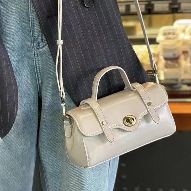 2023 Vintage Women s Vegetable Tanned Leather Cambridge Bag - Casual Top-Grain Shoulder & Crossbody Handbag
2023 Vintage Women s Vegetable Tanned Leather Cambridge Bag - Casual Top-Grain Shoulder & Crossbody Handbag