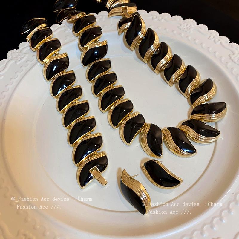 Vintage Leaf Drip Oil Necklace: Retro Clavicle Chain with Light Luxury High-End Style for Women
Vintage Leaf Drip Oil Necklace: Retro Clavicle Chain with Light Luxury High-End Style for Women