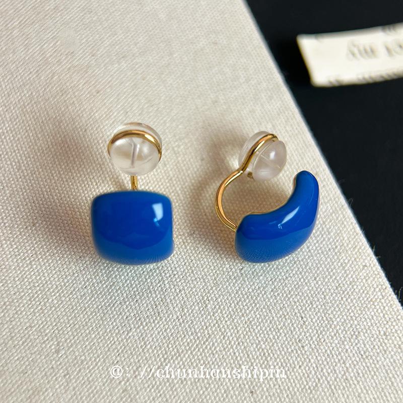 Mosquito coil disc earclips, spring and summer blue white earrings, retro light luxury, high-end studs, small fresh and pierced earrings.
Mosquito coil disc earclips, spring and summer blue white earrings, retro light luxury, high-end studs, small fresh and pierced earrings.
