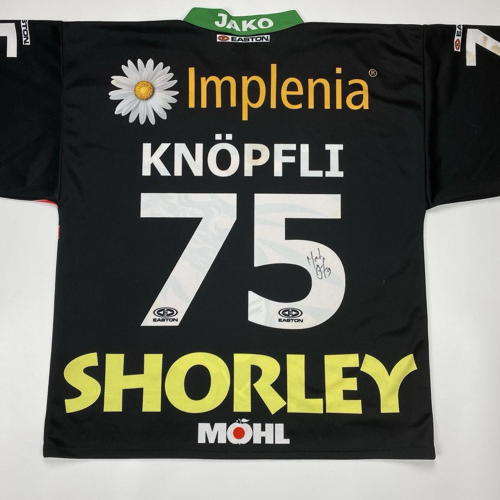 SCHLITTSCHUHCLUB Weinfelden Knöpfli #75 Signed Game Work TFS Hockey Jersey Shirt S
SCHLITTSCHUHCLUB Weinfelden Knöpfli #75 Signed Game Work TFS Hockey Jersey Shirt S