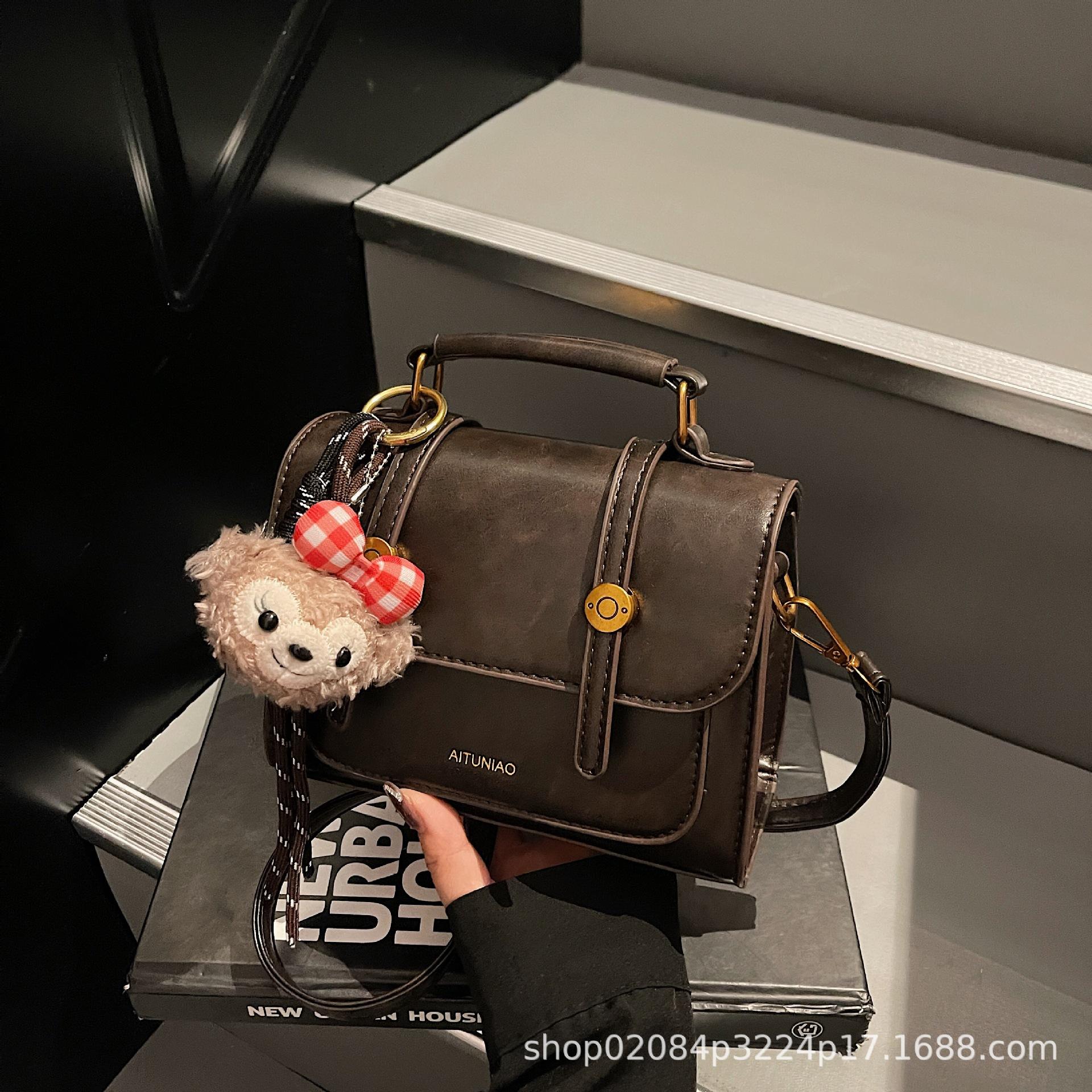 2025 new high-end retro versatile niche messenger bag fashionable super fire women s portable small square bag
2025 new high-end retro versatile niche messenger bag fashionable super fire women s portable small square bag