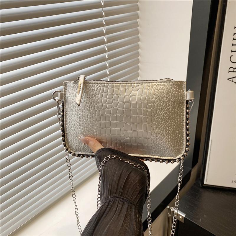 Новая модная однотонная маленькая квадратная сумка, повседневная универсальная сумка-мессенджер на плечо с цепочкой, ретро, для通勤, женская сумка серебряный
Новая модная однотонная маленькая квадратная сумка, повседневная универсальная сумка-мессенджер на плечо с цепочкой, ретро, для通勤, женская сумка серебряный