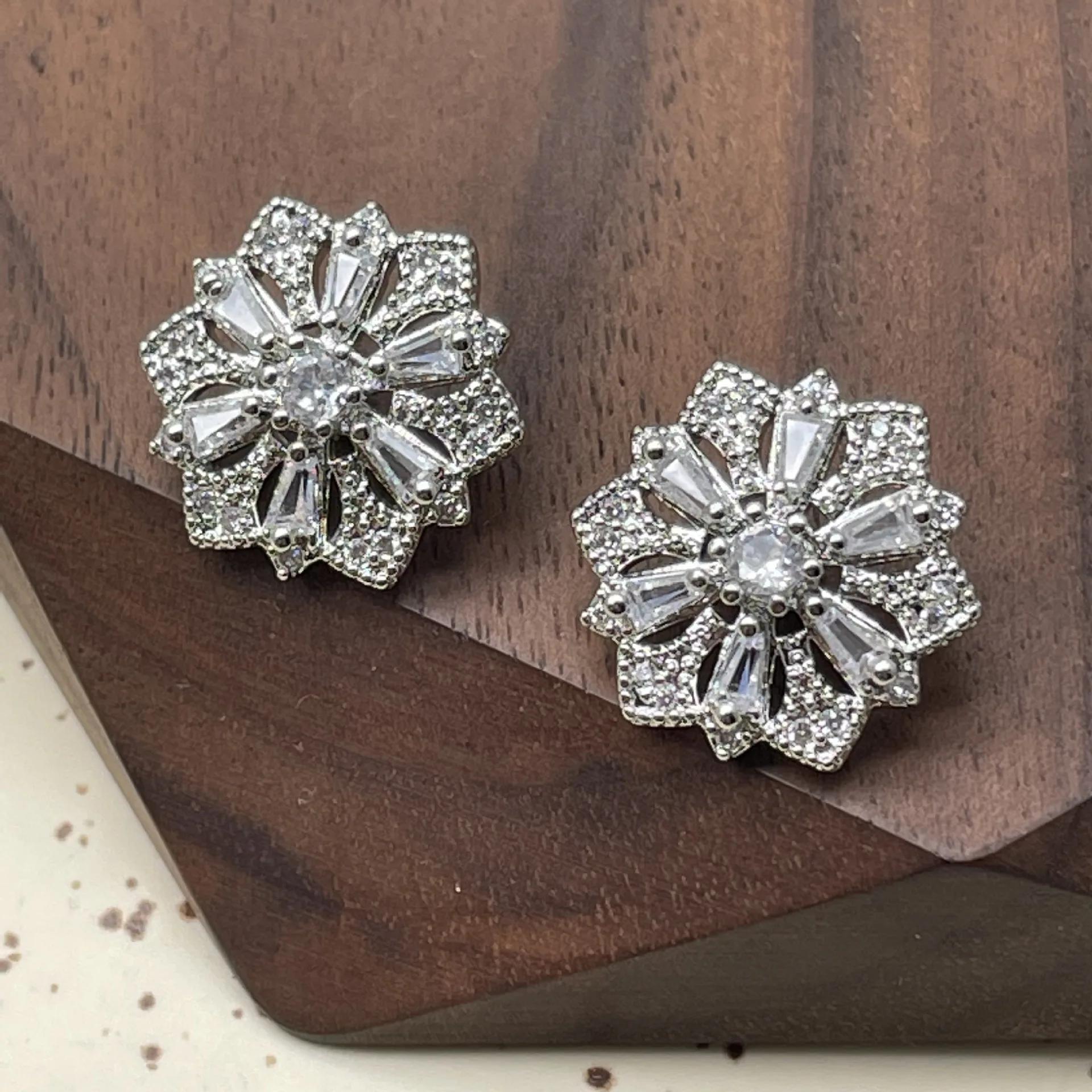 5pcs Luxurious Snowflake Micro Inlaid Zircon Buttons, Copper Plated Jewelry Buttons for Women s Shirts, Knitwear 27L 17.0 MM срібний
5pcs Luxurious Snowflake Micro Inlaid Zircon Buttons, Copper Plated Jewelry Buttons for Women s Shirts, Knitwear 27L 17.0 MM срібний