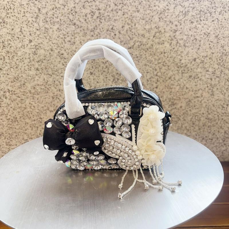 2025 Luxury Designer Butterfly Pearl Rhinestone Women Handbags Bright Diamonds Banquet Bag Fashion Female Leather Shoulder Bag чёрный
2025 Luxury Designer Butterfly Pearl Rhinestone Women Handbags Bright Diamonds Banquet Bag Fashion Female Leather Shoulder Bag чёрный