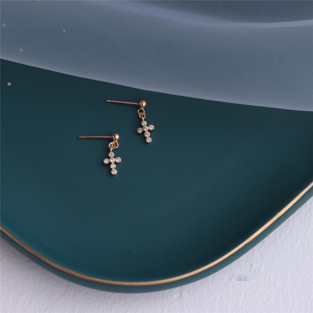 925 Sterling Silver Cross Earrings For Women 14k Gold Plating Zircon Exorcism Small Exquisite Wedding Jewelry Friendship Gift Gold
925 Sterling Silver Cross Earrings For Women 14k Gold Plating Zircon Exorcism Small Exquisite Wedding Jewelry Friendship Gift Gold