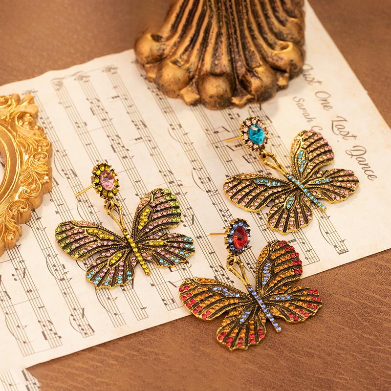 Vintage Butterfly Alloy Earrings with Inlaid Diamonds: Retro and Luxurious Statement Jewelry for Women розовый
Vintage Butterfly Alloy Earrings with Inlaid Diamonds: Retro and Luxurious Statement Jewelry for Women розовый