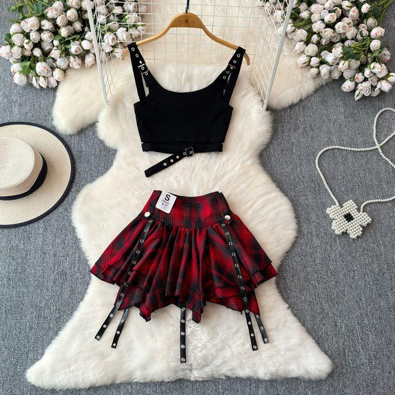 American Retro Sleeveless Halter Camisole + Sexy Red Gingham Fashion Tape Puffy Cake Dress Suit Black suspenders + red skirt S
American Retro Sleeveless Halter Camisole + Sexy Red Gingham Fashion Tape Puffy Cake Dress Suit Black suspenders + red skirt S