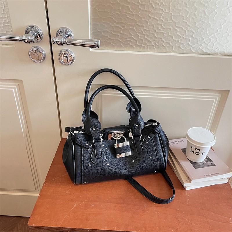High-end Light Luxury Portable Boston Bag Hot Girl Rivet French Stick Retro Pillow чорний
High-end Light Luxury Portable Boston Bag Hot Girl Rivet French Stick Retro Pillow чорний
