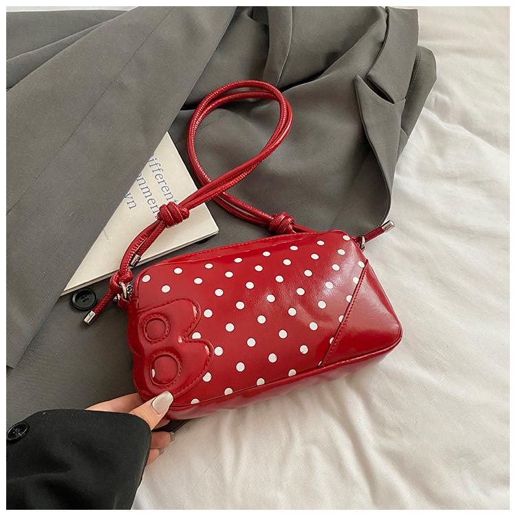 2025 лето новая модная простая портативная сумка-багет высокой ценности женская нишевая мода в горошек на плечо сумка-мессенджер
2025 лето новая модная простая портативная сумка-багет высокой ценности женская нишевая мода в горошек на плечо сумка-мессенджер