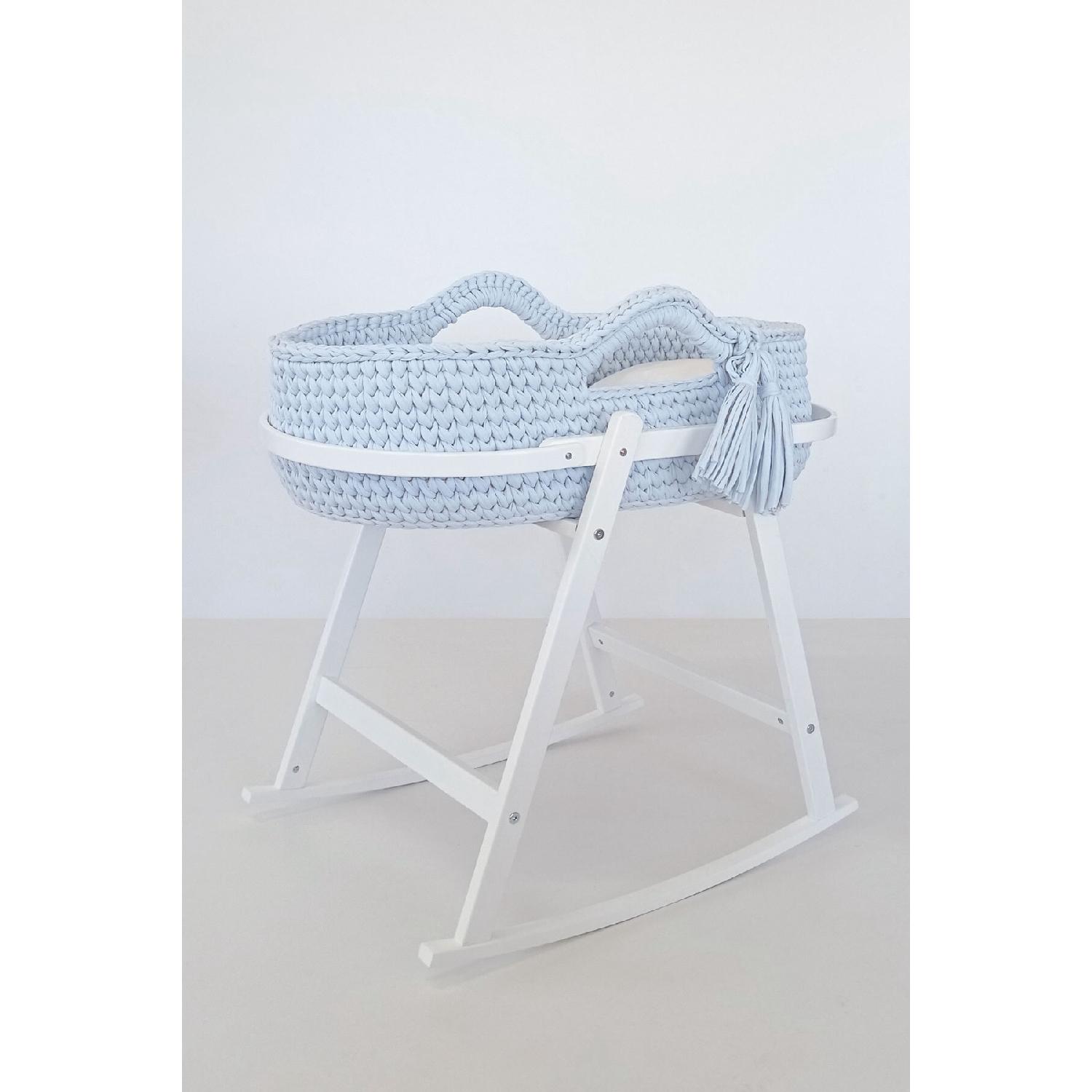 Белая деревянная подставка для кроватки с обручем Ледяная голубая вязаная корзина
Белая деревянная подставка для кроватки с обручем Ледяная голубая вязаная корзина