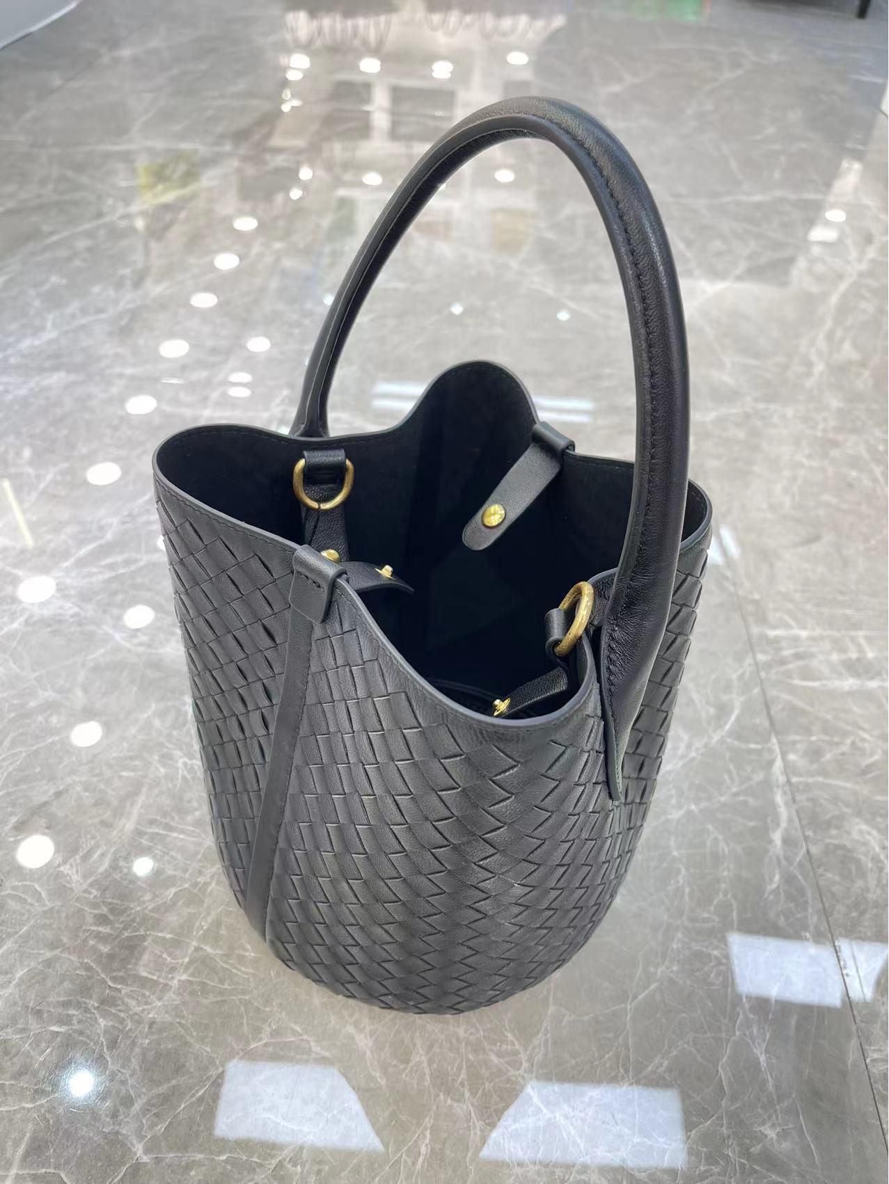 Sheepskin Hand-Woven Summer Tote Crossbody Bag for Women 19.5x19.5x21 cm
Sheepskin Hand-Woven Summer Tote Crossbody Bag for Women 19.5x19.5x21 cm