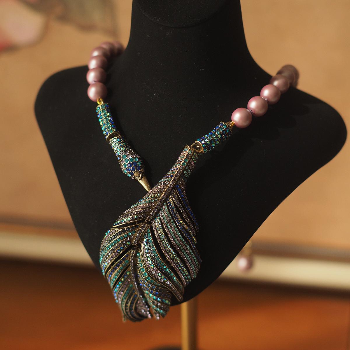 French High-end European and American Heavy Industry Luxury Pearl Feather Necklace
French High-end European and American Heavy Industry Luxury Pearl Feather Necklace