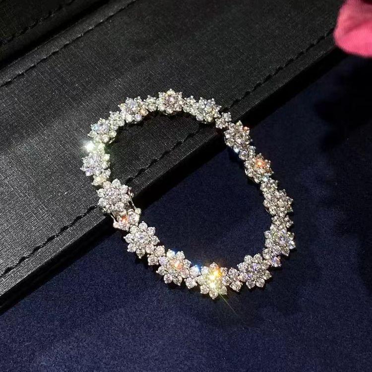 Hui Zhiyi S925 Silver Sunflower Bracelet: Luxurious Simulated Diamond Floral Design 17cm
Hui Zhiyi S925 Silver Sunflower Bracelet: Luxurious Simulated Diamond Floral Design 17cm
