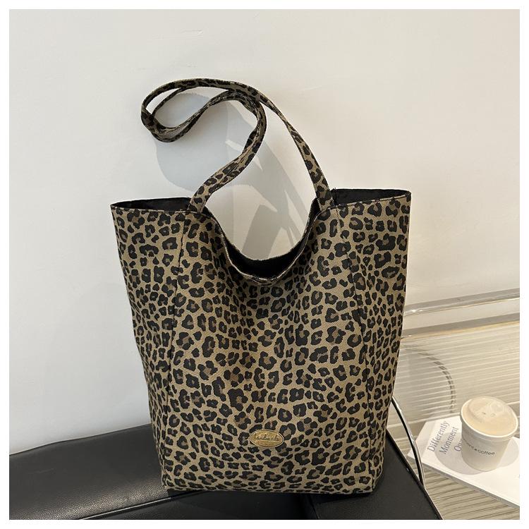 2024 Leopard Print Large Capacity Shoulder Tote for Women: Perfect for College & Commuting in Autumn & Winter
2024 Leopard Print Large Capacity Shoulder Tote for Women: Perfect for College & Commuting in Autumn & Winter
