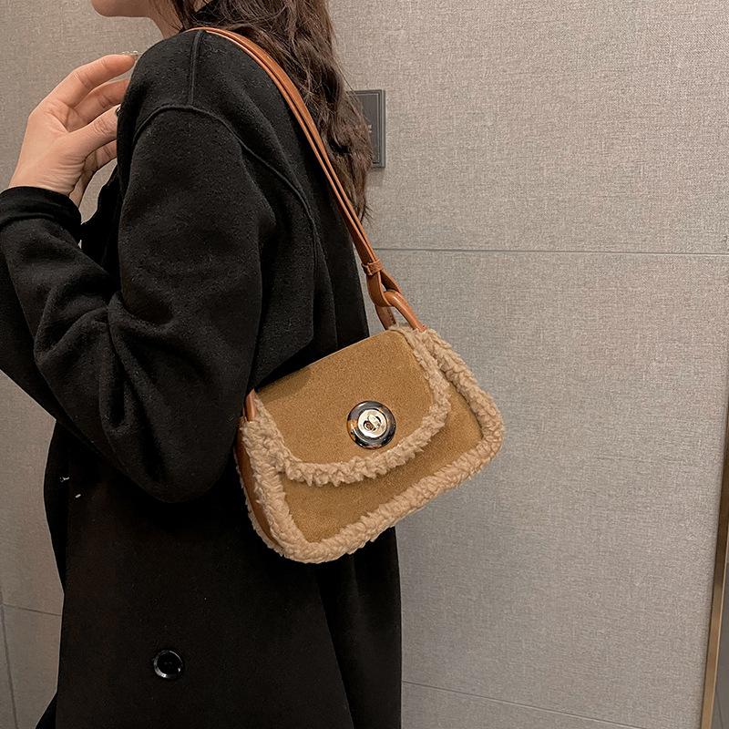 Plush bag women s autumn and winter 2025 new trendy retro handbag small square bag shoulder bag messenger bag 22*6.5*16 чорний
Plush bag women s autumn and winter 2025 new trendy retro handbag small square bag shoulder bag messenger bag 22*6.5*16 чорний
