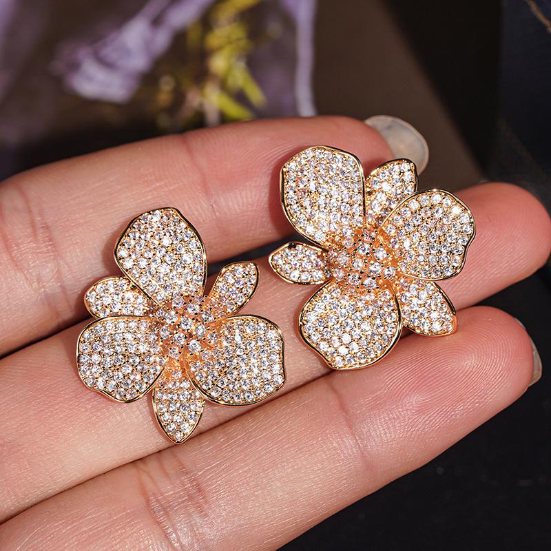 European and American Scenery, High Luxury Floral Earrings, Women s Micro Diamond Inlaid Lily Flower Zircon, Dress Accessories
European and American Scenery, High Luxury Floral Earrings, Women s Micro Diamond Inlaid Lily Flower Zircon, Dress Accessories