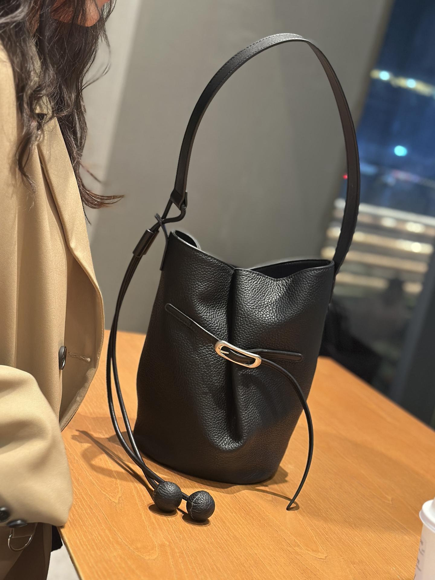 Ladies Cow Leather Shoulder Underarm Bag Women Luxury Designer Cowhide Handbags Female Retro Large Capacity Commute Bucket Bags 17x13x25cm чёрный
Ladies Cow Leather Shoulder Underarm Bag Women Luxury Designer Cowhide Handbags Female Retro Large Capacity Commute Bucket Bags 17x13x25cm чёрный