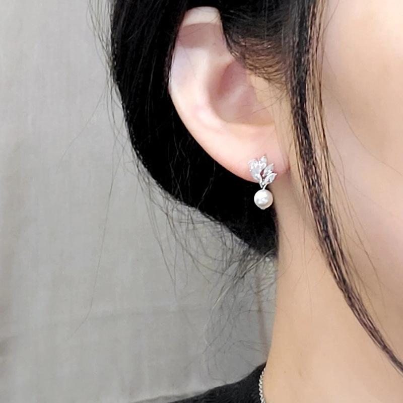 2026 Flower with Imitation Pearl Long Dangle Earrings for Women Aesthetic Engagement Wedding Accessories Luxury Trendy Zircon
2026 Flower with Imitation Pearl Long Dangle Earrings for Women Aesthetic Engagement Wedding Accessories Luxury Trendy Zircon