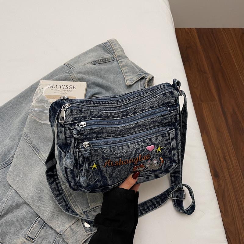 Niche design personalized fashion trend women s bags autumn new small square bag 2025 casual shoulder messenger bag темно-синього кольору
Niche design personalized fashion trend women s bags autumn new small square bag 2025 casual shoulder messenger bag темно-синього кольору