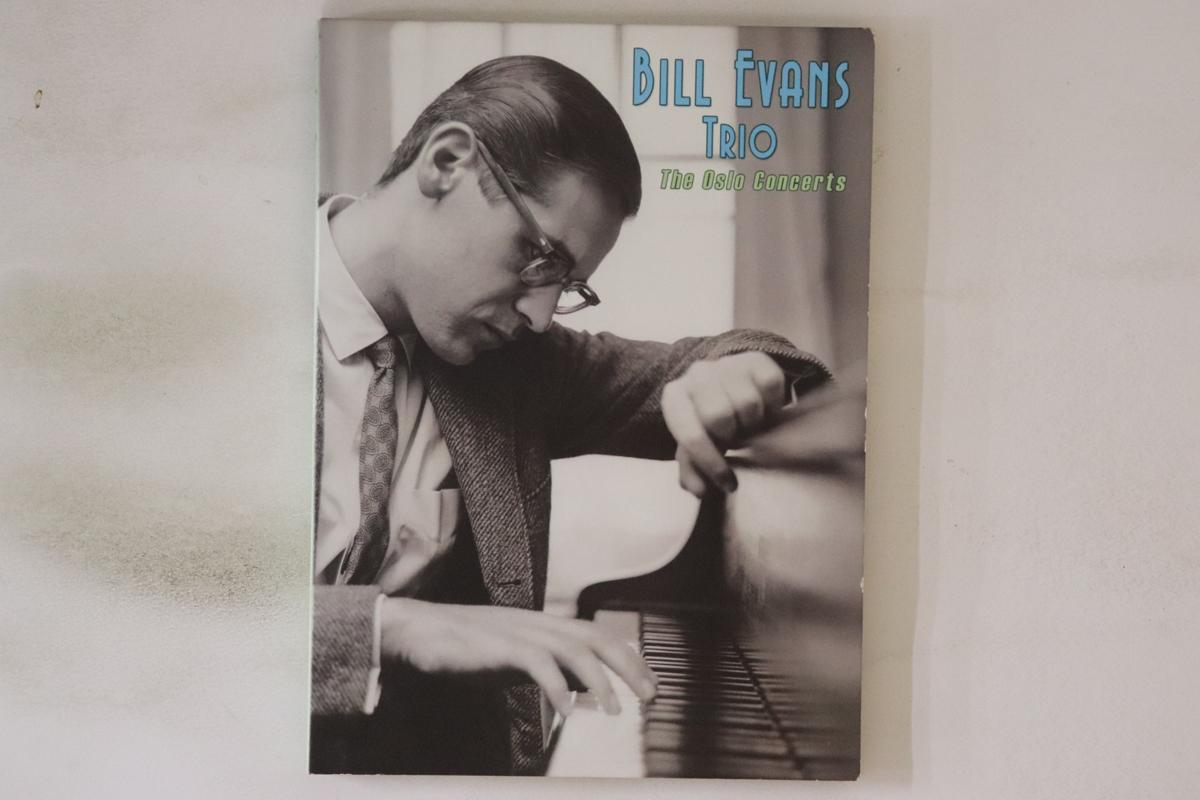 DVD BILL EVANS TRIO - The Oslo Concerts SH6330 Shanachie 2007 US Music Video Used
DVD BILL EVANS TRIO - The Oslo Concerts SH6330 Shanachie 2007 US Music Video Used