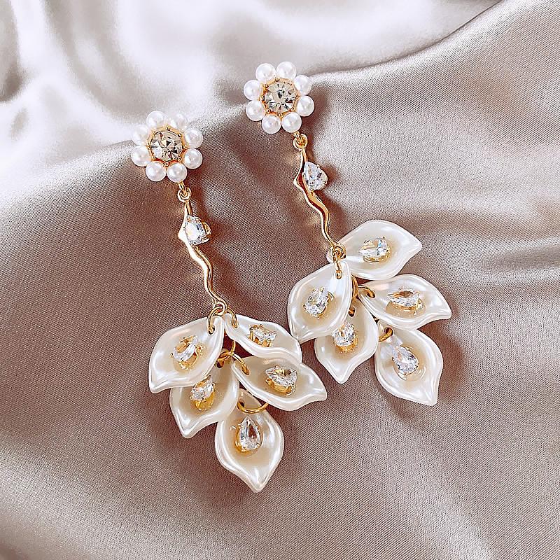 Korean Fashion Imitation Shell Dangle Earrings White Crystal Zircon Flower Bridal Drop Earring Party Accessories for Women Gifts
Korean Fashion Imitation Shell Dangle Earrings White Crystal Zircon Flower Bridal Drop Earring Party Accessories for Women Gifts