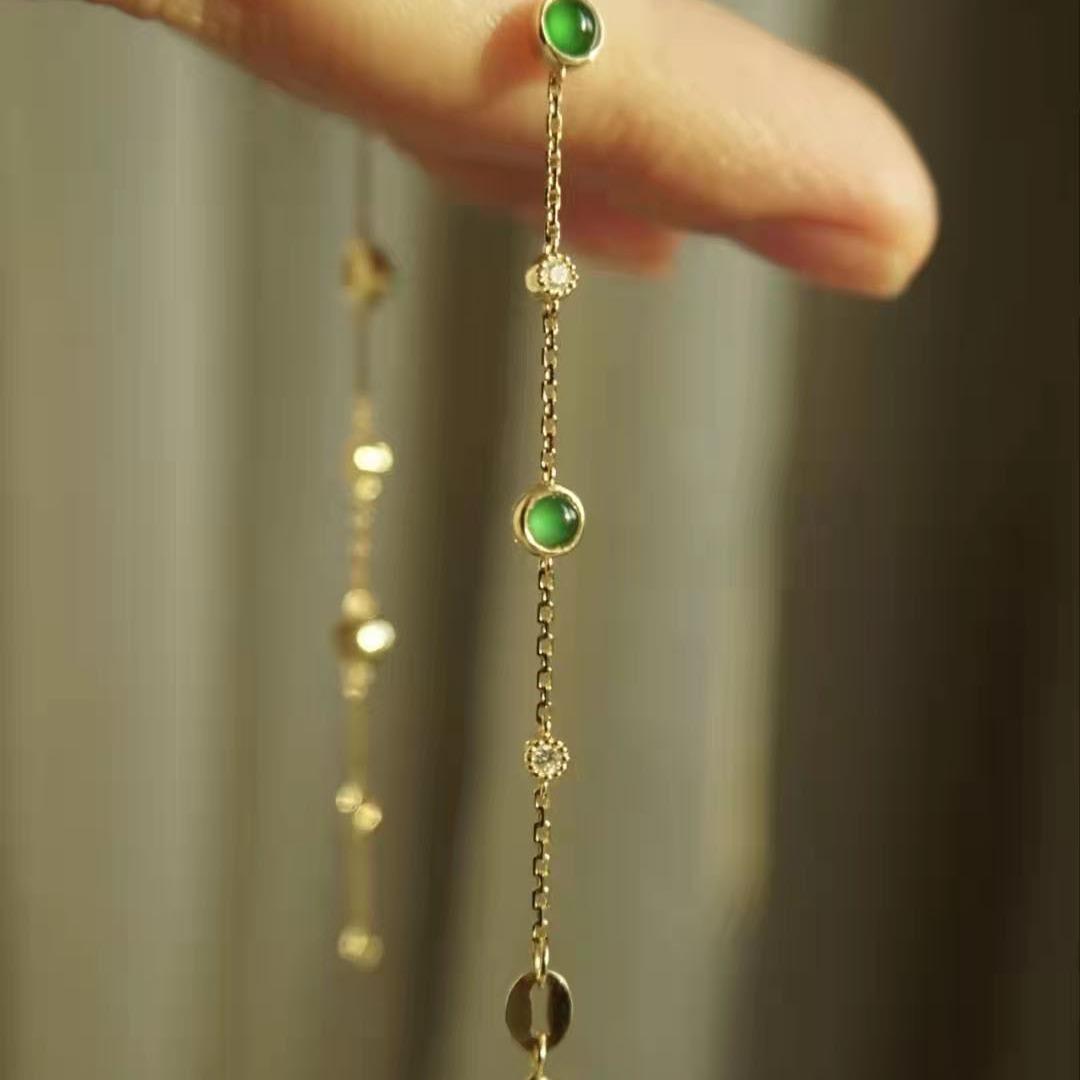 Emerald Green Dewdrop Jade Bracelet: Women s Light Luxury Diamond-Set, 18K Gold-Plated Temperament Accessory.
Emerald Green Dewdrop Jade Bracelet: Women s Light Luxury Diamond-Set, 18K Gold-Plated Temperament Accessory.