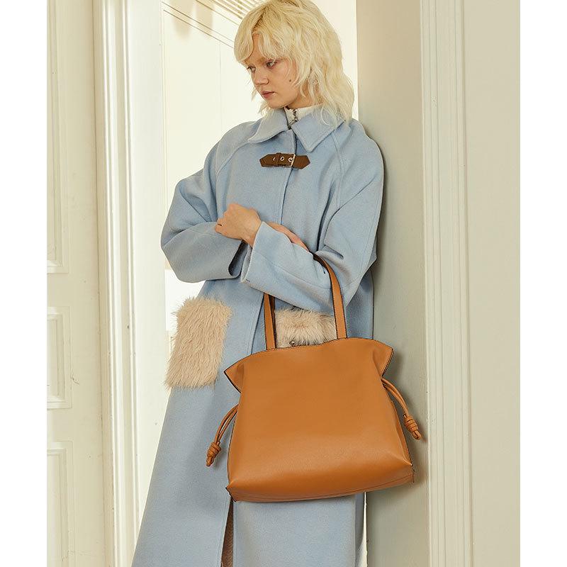 Elegant Korean-Style Cowhide Leather Women s Pleated Shoulder Tote Bag with Drawstring
Elegant Korean-Style Cowhide Leather Women s Pleated Shoulder Tote Bag with Drawstring
