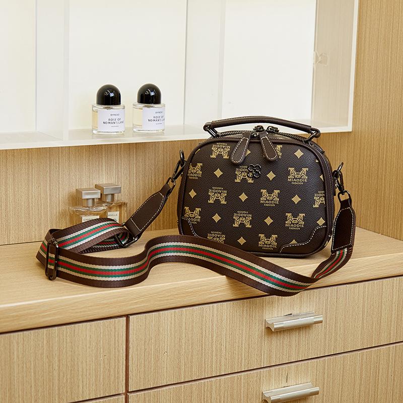 Новая модная универсальная наплечная сумка-мессенджер, нишевая портативная женская сумка темно-коричневого
Новая модная универсальная наплечная сумка-мессенджер, нишевая портативная женская сумка темно-коричневого