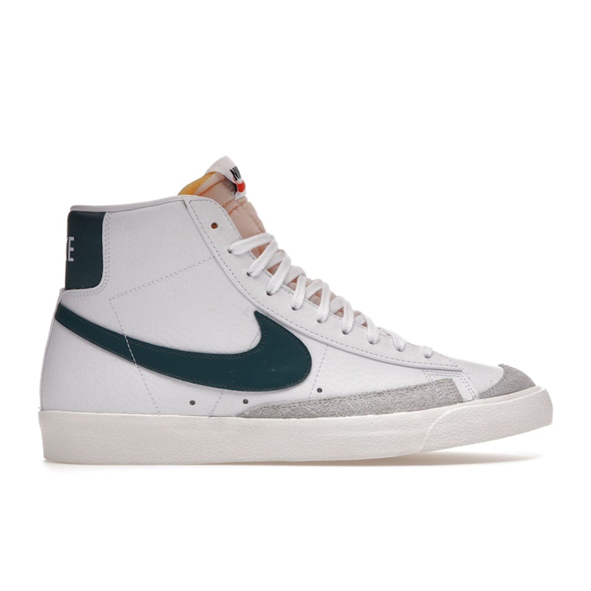 Кроссовки унисекс Nike Blazer Mid 77 Vintage White Dark Teal Green Sail BQ6806-112 42.5
Кроссовки унисекс Nike Blazer Mid 77 Vintage White Dark Teal Green Sail BQ6806-112 42.5