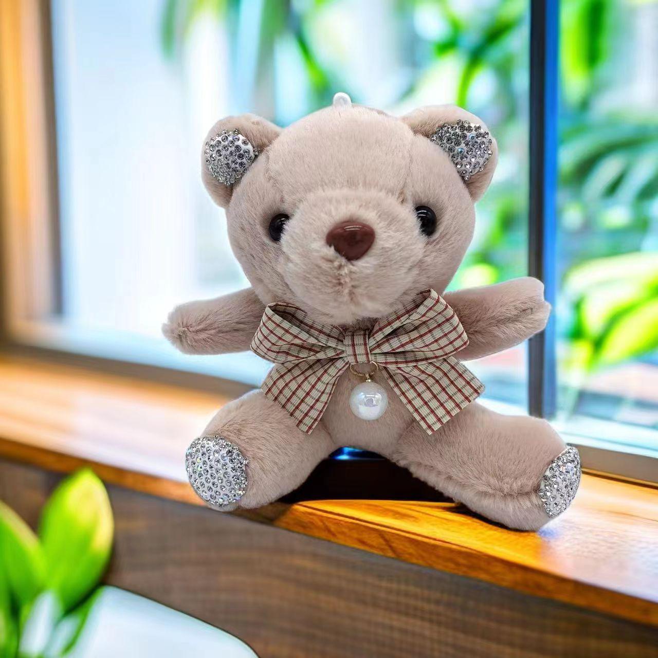 Charming Handmade Teddy Bear Keychain with Bowtie – Fashionable Bag Ornament for Women 12 cm рожевий
Charming Handmade Teddy Bear Keychain with Bowtie – Fashionable Bag Ornament for Women 12 cm рожевий