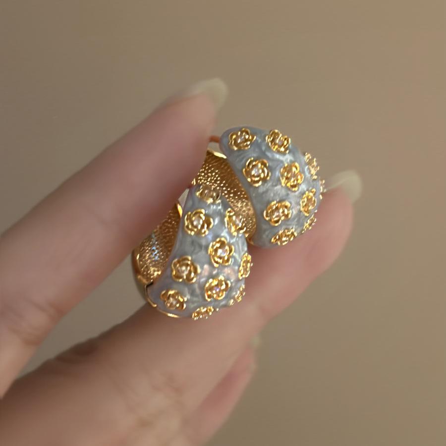 Double color basket flower ear buckle retro court style earrings light luxury high sense fashion temperament earrings women
Double color basket flower ear buckle retro court style earrings light luxury high sense fashion temperament earrings women