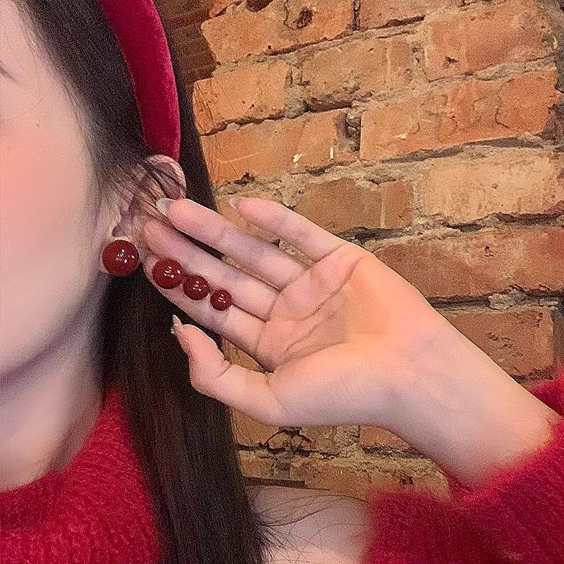 Autumn & Winter Pearl Stud Earrings – Red Bean, 2024 High-End Light Luxury Style for Women
Autumn & Winter Pearl Stud Earrings – Red Bean, 2024 High-End Light Luxury Style for Women