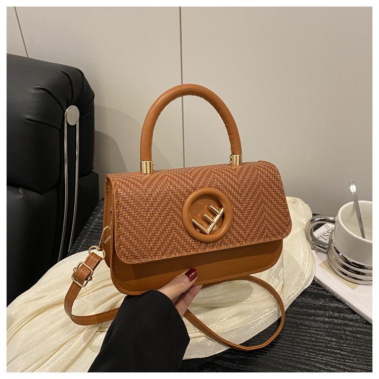 Temperament box simple summer new fashion texture large capacity shoulder crossbody portable small square bag women коричневый
Temperament box simple summer new fashion texture large capacity shoulder crossbody portable small square bag women коричневый