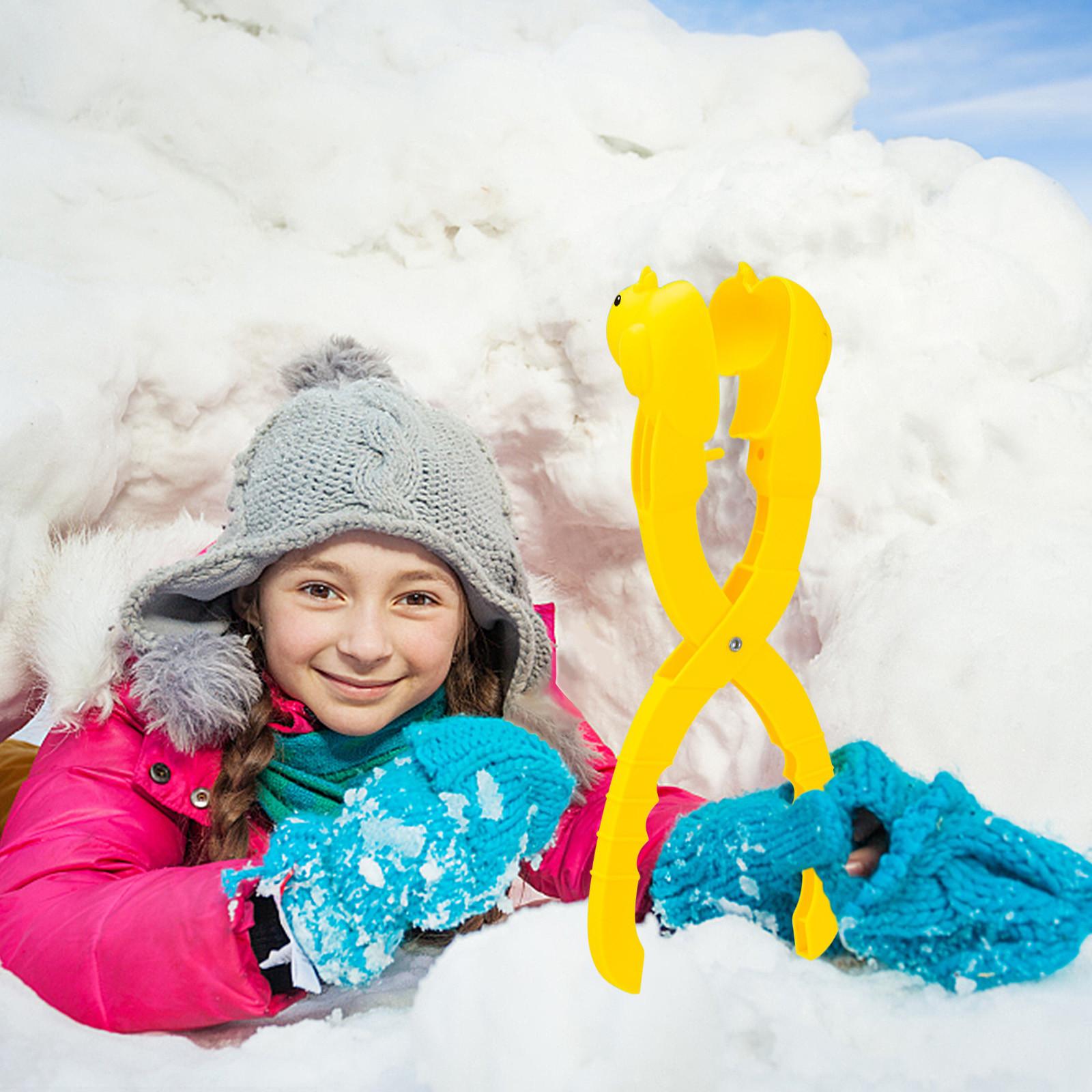Дитячі іграшки на природі взимку. Сніжна кулька. Снігова куля. Затискач. Снігові іграшки.
Дитячі іграшки на природі взимку. Сніжна кулька. Снігова куля. Затискач. Снігові іграшки.