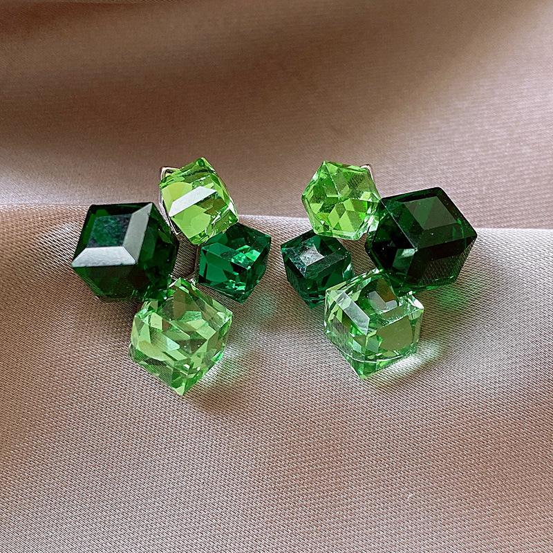 Европейские и американские серьги-пусеты с геометрическим дизайном в виде цветка из зеленого циркона – Роскошный, универсальный дизайн
Европейские и американские серьги-пусеты с геометрическим дизайном в виде цветка из зеленого циркона – Роскошный, универсальный дизайн