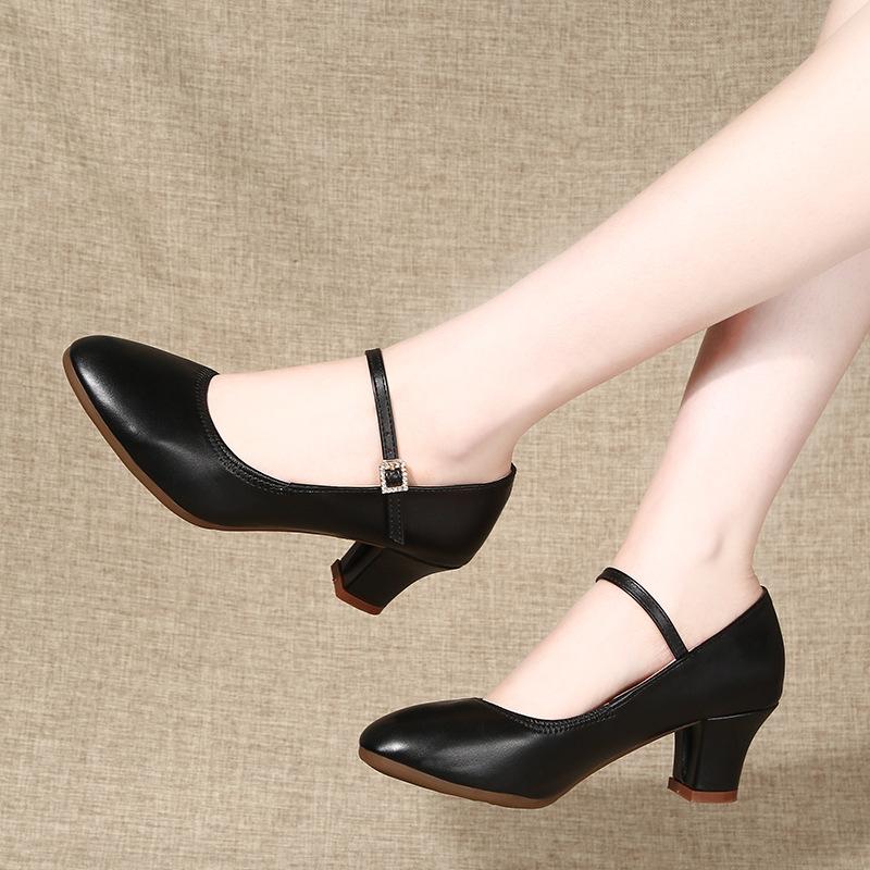 2025 new foreign trade square dance shoes dancing shoes women s soft-soled dance shoes summer dance shoes female training teacher shoes 42
2025 new foreign trade square dance shoes dancing shoes women s soft-soled dance shoes summer dance shoes female training teacher shoes 42
