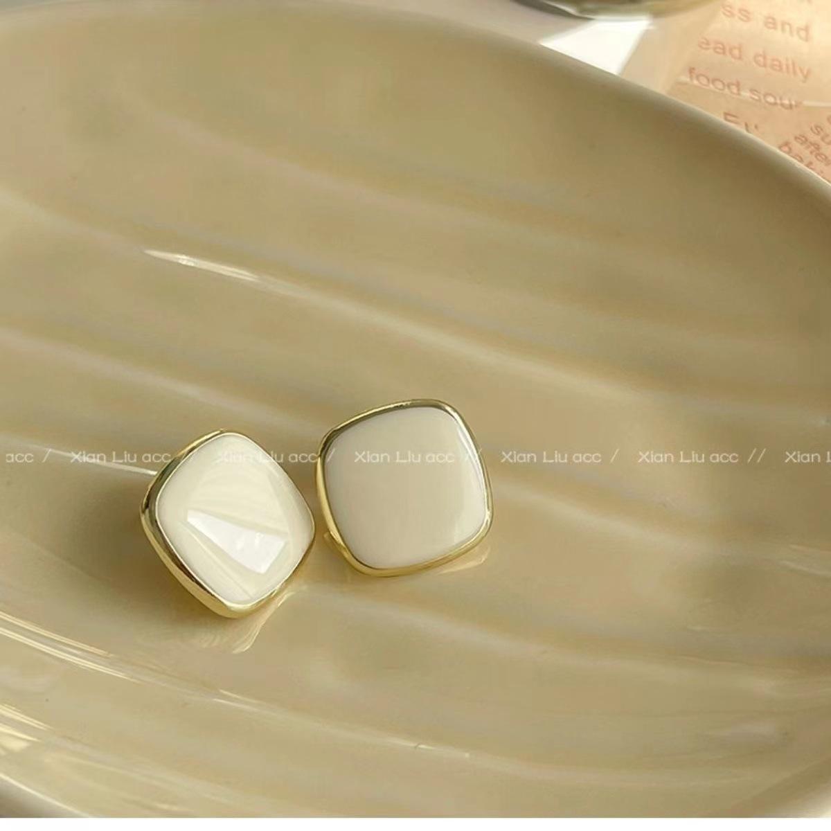 Retro Simple Colored Drip Glaze Gold Color Edging Geometric Square Stud Earrings for Women Korean Temperament Piercing Jewelry белый
Retro Simple Colored Drip Glaze Gold Color Edging Geometric Square Stud Earrings for Women Korean Temperament Piercing Jewelry белый